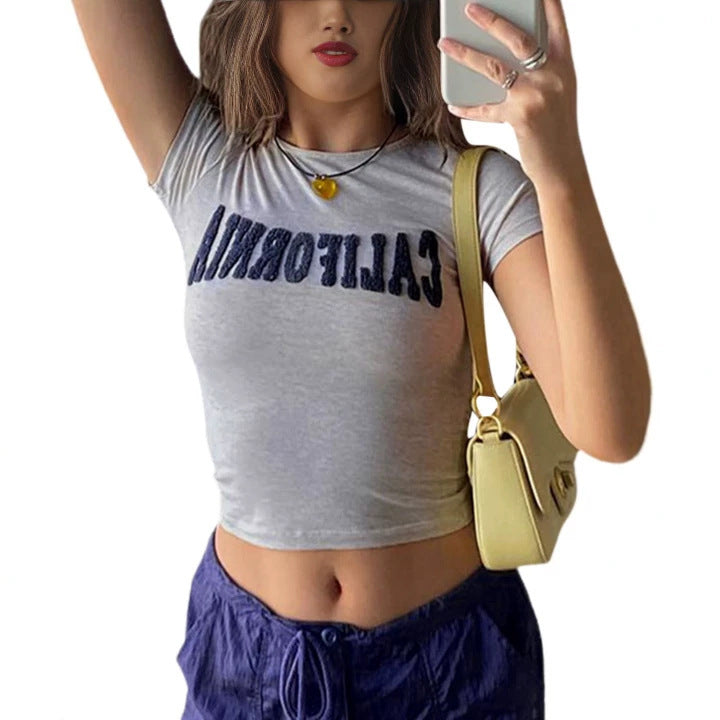 Dame Crop-Top med moderne tekst og figurnær passform Skjora