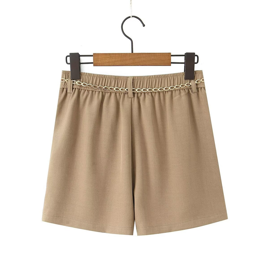 Dame elegante shorts med dekorativ kjede og fine folder Skjora