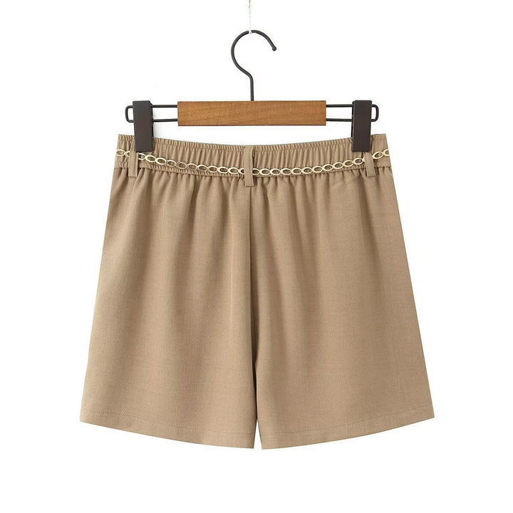 Dame elegante shorts med dekorativ kjede og fine folder Skjora