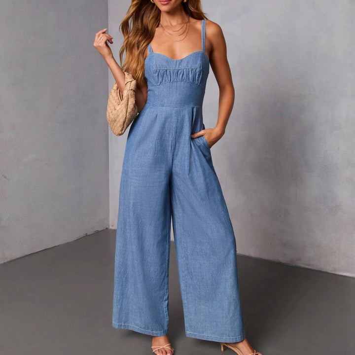Kvinnens uformelle denim jumpsuit med elegant bustier topp og vide ben