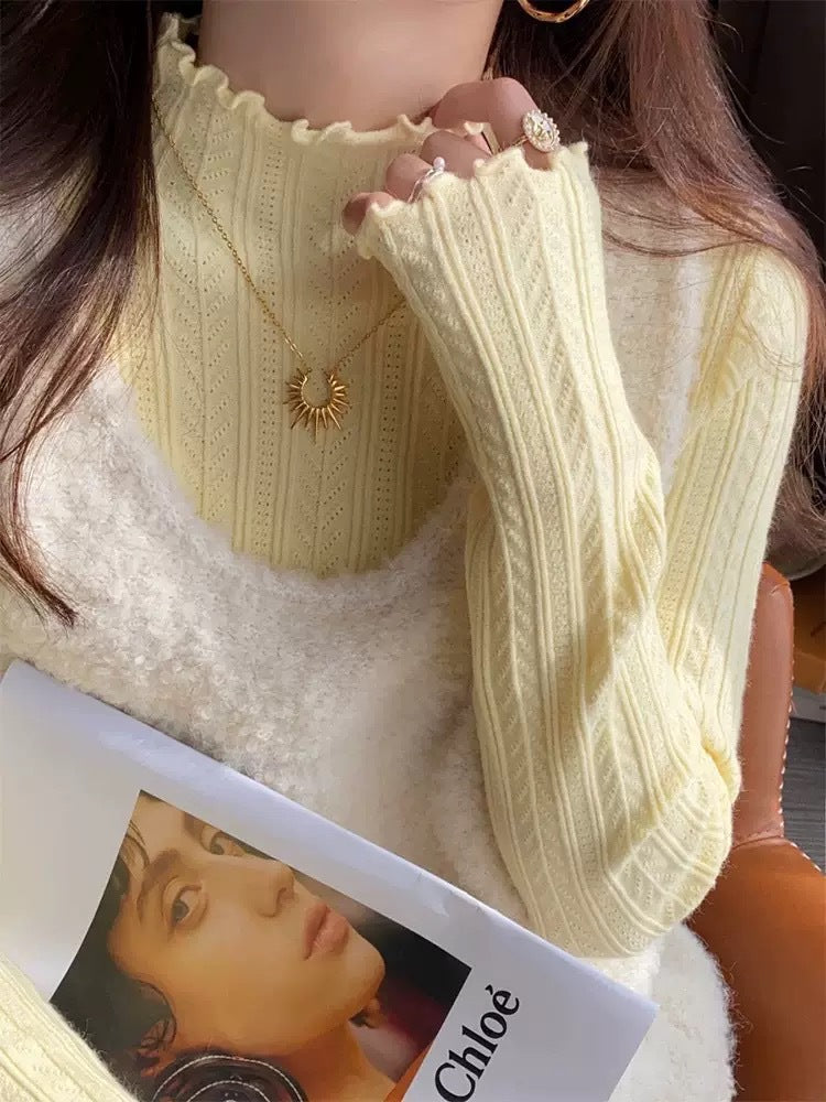 Kvinnes turtleneck genser med dekorativ bølgekant laget av fin strikk Skjora