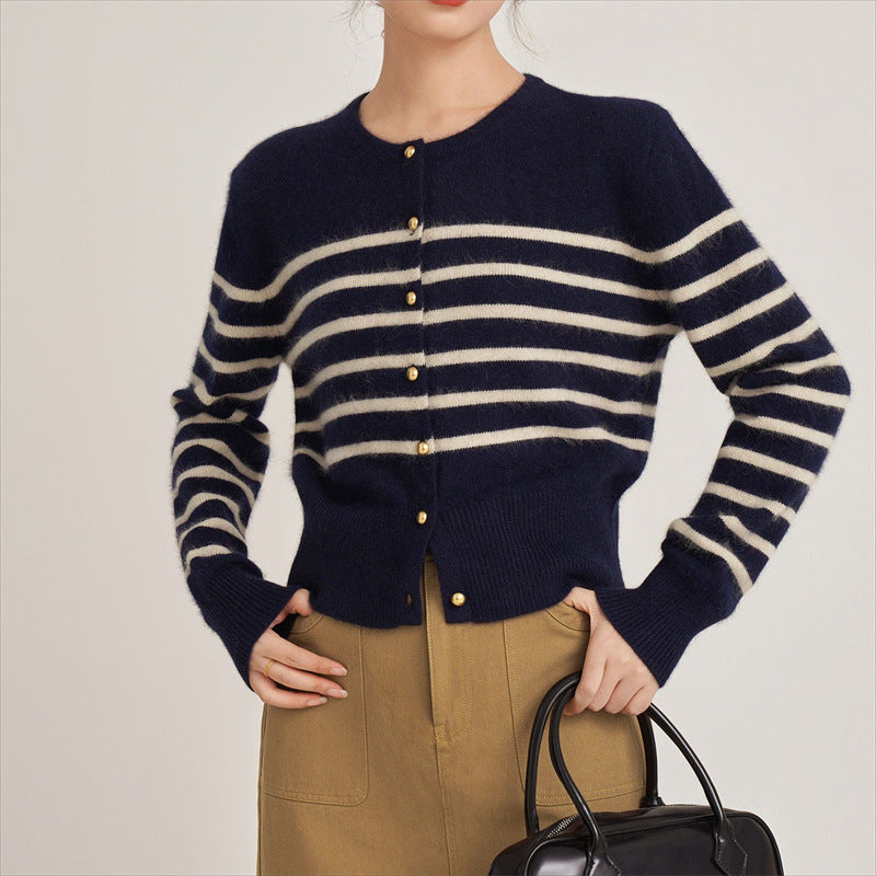 Dame stripete cardigan laget av fint materiale med gullknapper Skjora