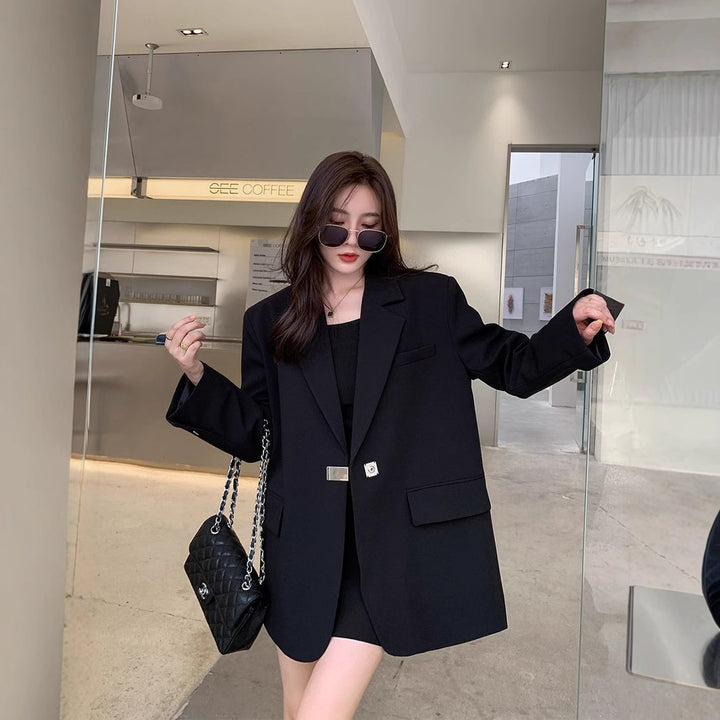 Kvinnes moderne oversized blazer med elegant snitt og dekorativ smykkeelement Skjora
