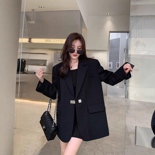 Kvinnes moderne oversized blazer med elegant snitt og dekorativ smykkeelement Skjora
