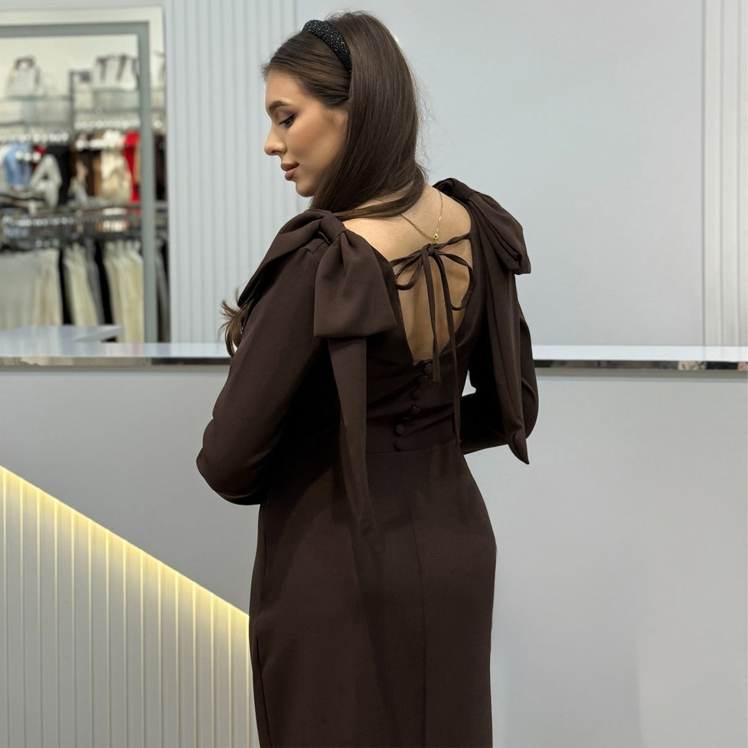 Dame maxi kjole med elegante puffesummer og sideslitt