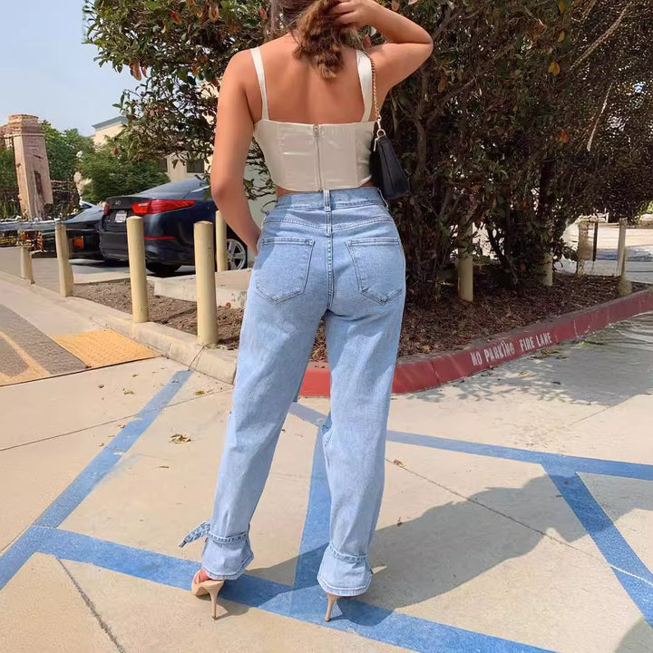 Uformelle kvinne mom jeans med trendy ødelagt utseende Skjora