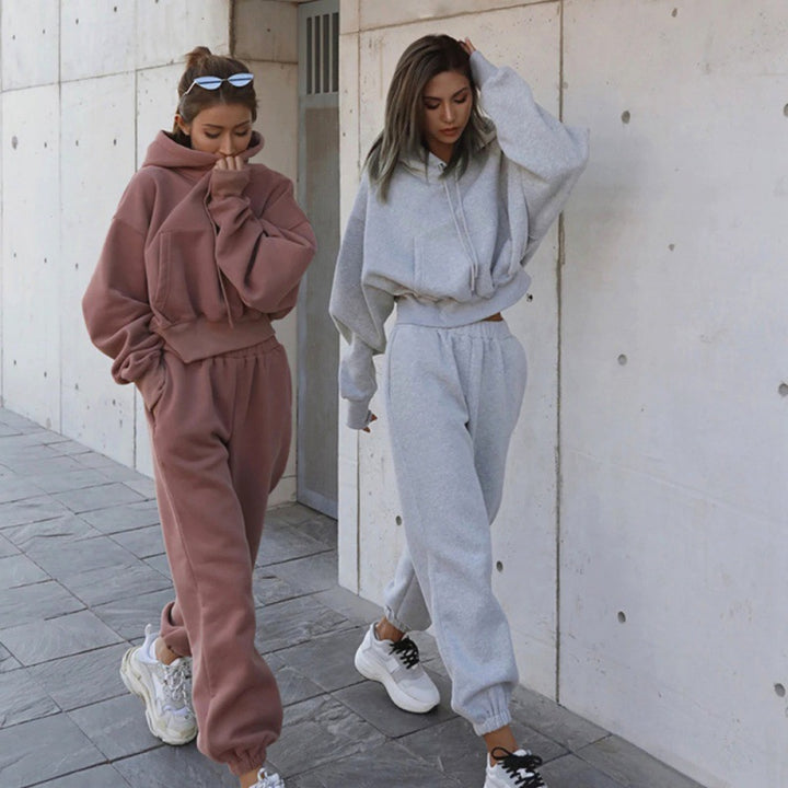 Sporty crop hoodie set for women and joggers Skjora
