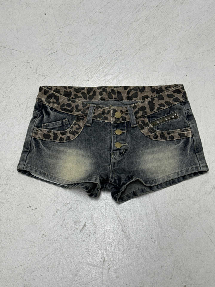 Dame shorts i moderne leopardmønster med dekorative knappdetaljer Skjora