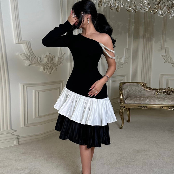 Kvinne Elegant Kjole med Asymmetrisk Snitt og Volangdetaljer