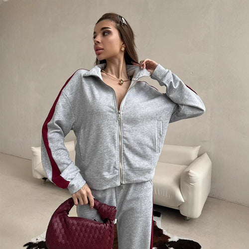 Kvinnelig sporty fleece treningsdress med høy krage og elastisk liv.