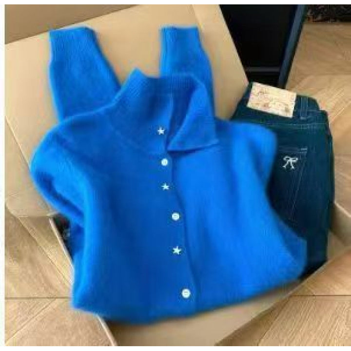 Kvinnenes elegante cardigan med høy krage og stjernemønstret detaljer Skjora