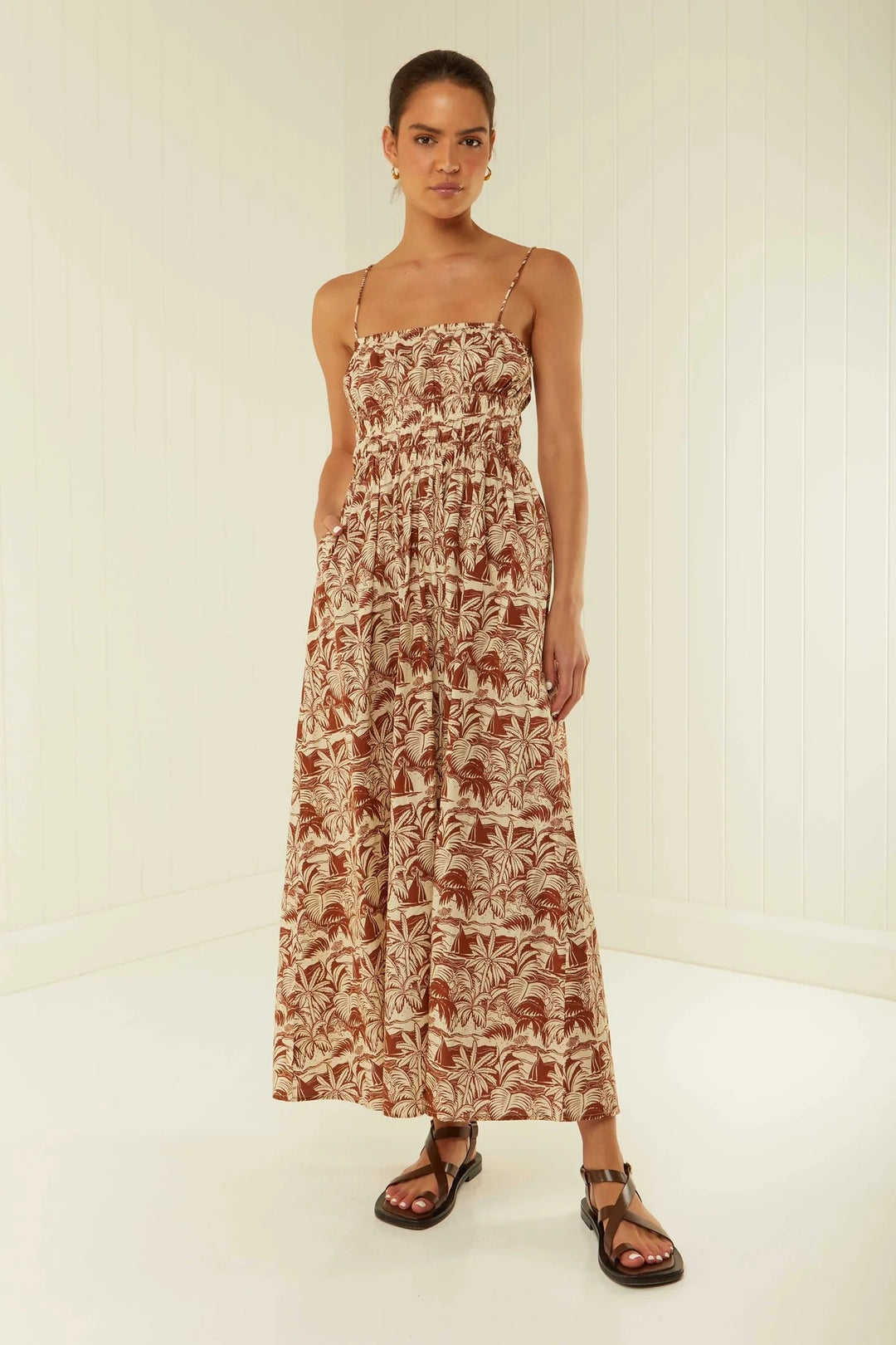 Kjole i maxi-stil for kvinner med elastisk midje og leken blomsterprint Skjora