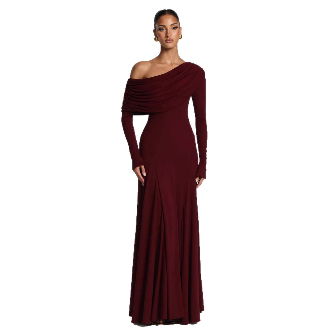 Kvinnens elegante langermede maxi-kjole med asymmetrisk draperingsdetalj