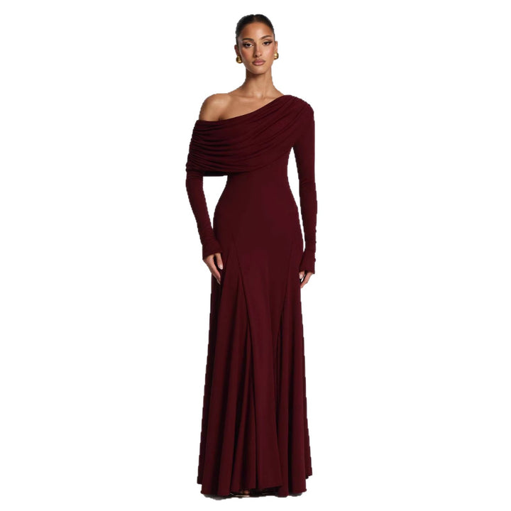 Kvinnens elegante langermede maxi-kjole med asymmetrisk draperingsdetalj