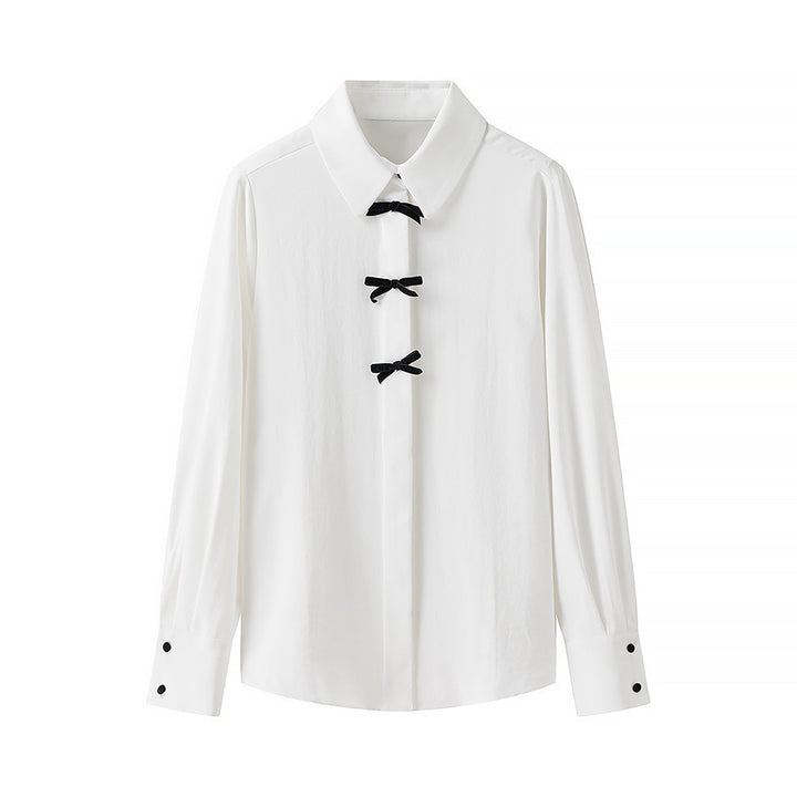 Kvinnens klassiske bluse med dekorative knuter og elegante detaljer Skjora