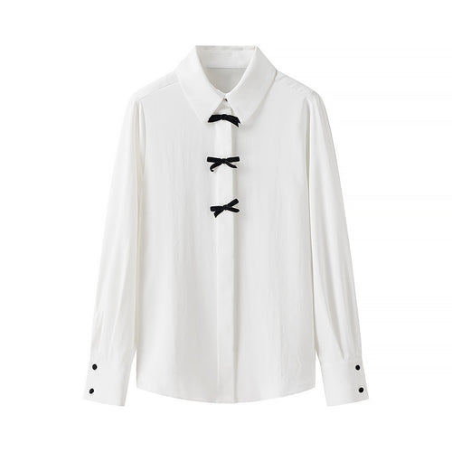 Kvinnens klassiske bluse med dekorative knuter og elegante detaljer Skjora
