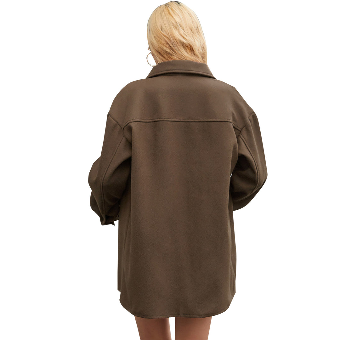 Kvinnelig uformell oversized skjortejakke laget av mykt materiale med praktiske lommer Skjora