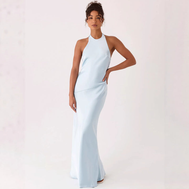 Kvinne Elegant Kveldsdrakt med Chic Halter Design og Flytende Stoff