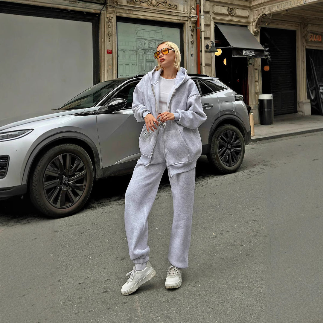 Kvinnes sporty fleece-sett med hette og vide bukser Skjora