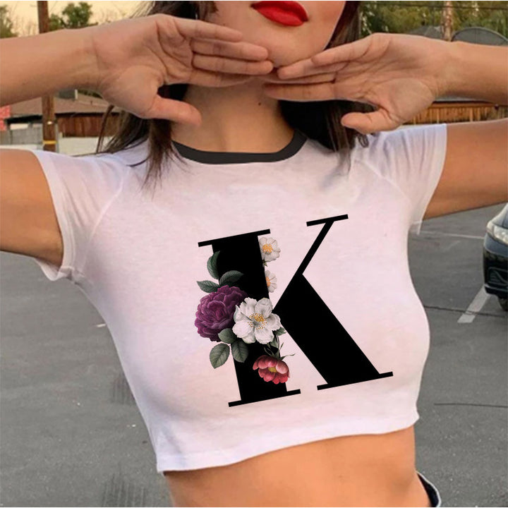 Dame cropped T-skjorte med blomstrede initialdesign Skjora