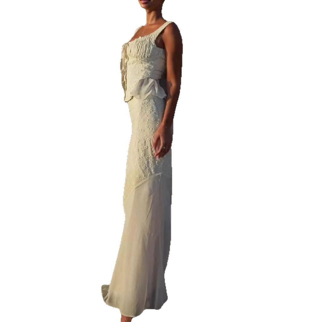 Kvinnenes elegante maxikjole med off-shoulder-design og sofistikerte volangdetaljer