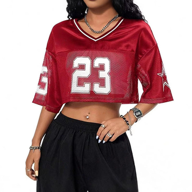 Dame sporty crop-top laget av pustende mesh-materiale med nummer CD-Skjora