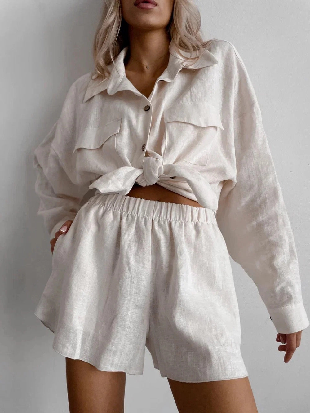 Kvinnelig elegant loungewear-sett laget av lett lin med feminin silhuett Skjora