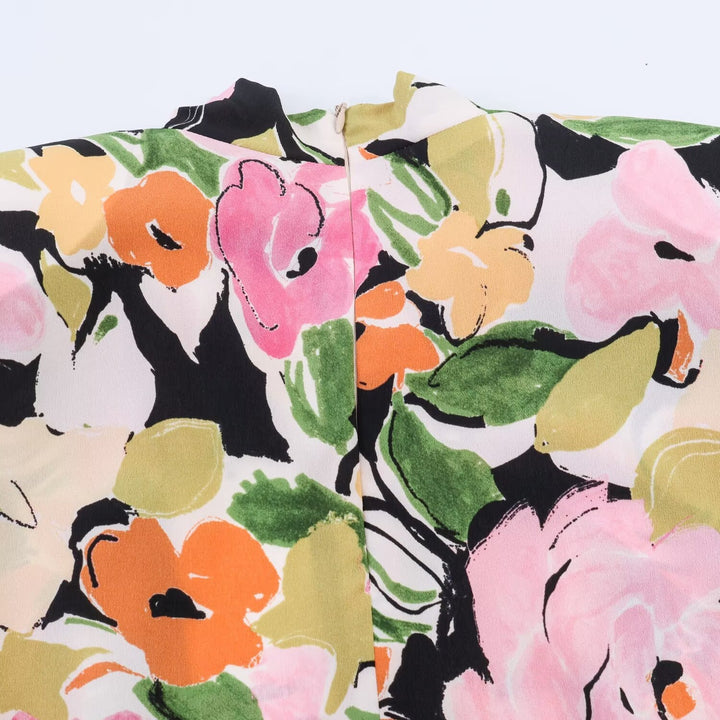 Damebluse med blomsterdesign og elegant knytning Skjora