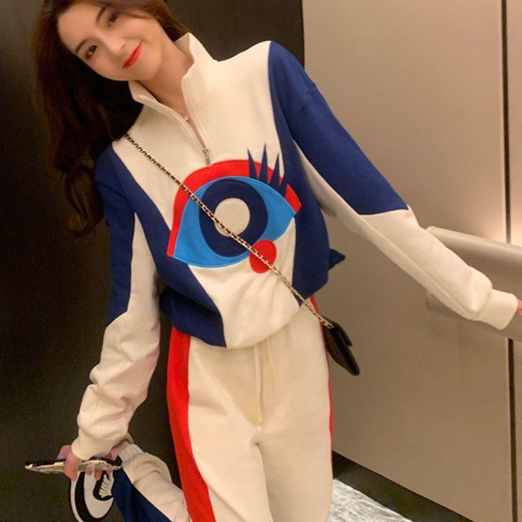 Kvinnelig sporty dress med høy krage og moderne grafisk design Skjora