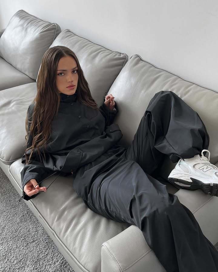 Kvinnens lette hettejakke med praktiske trykknapper og justerbar snøring Skjora