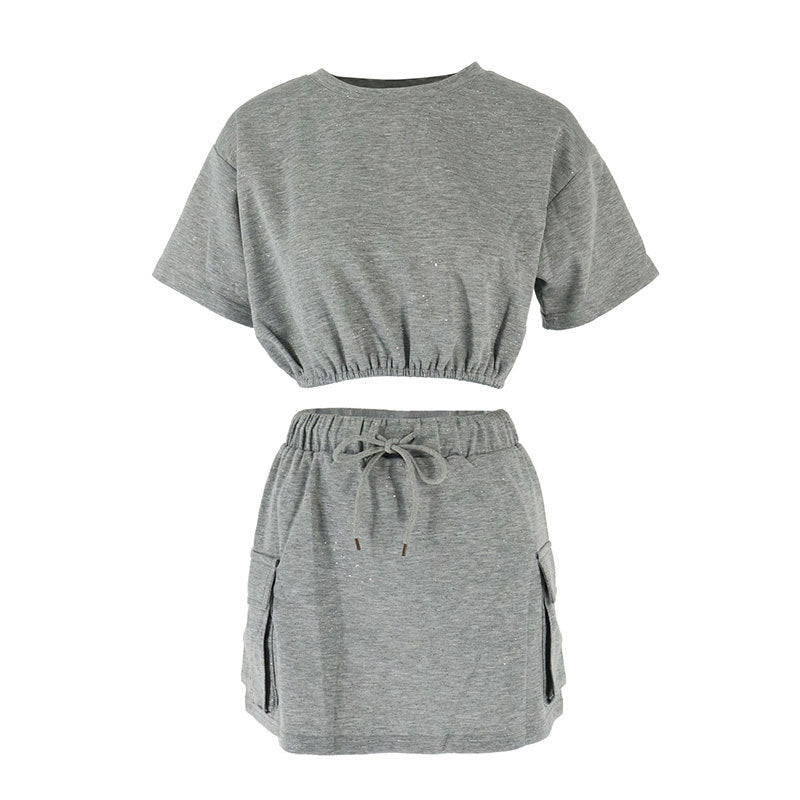 Dame avslappet fritids-sett med cropped T-skjorte og skjørt Skjora