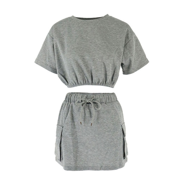 Dame avslappet fritids-sett med cropped T-skjorte og skjørt Skjora