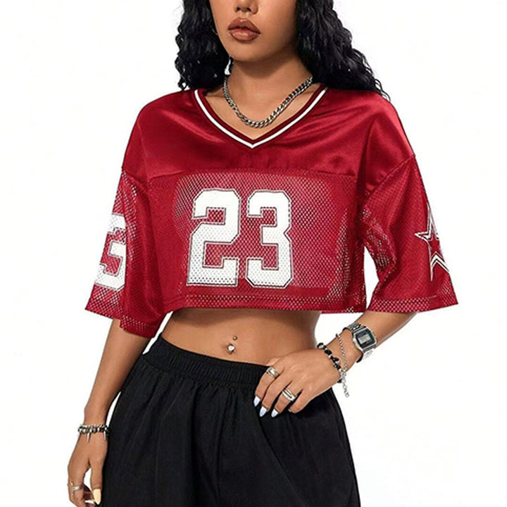 Dame sporty crop-top laget av pustende mesh-materiale med nummer CD-Skjora