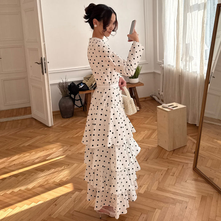 Kvinne maxi kjole med volangdetaljer og trendy prikkete design
