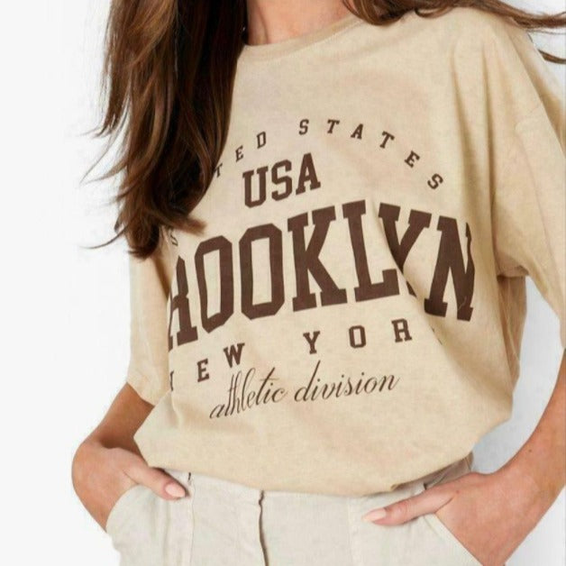 Damer oversized T-skjorte med sporty Brooklyn-design og avslappet passform Skjora