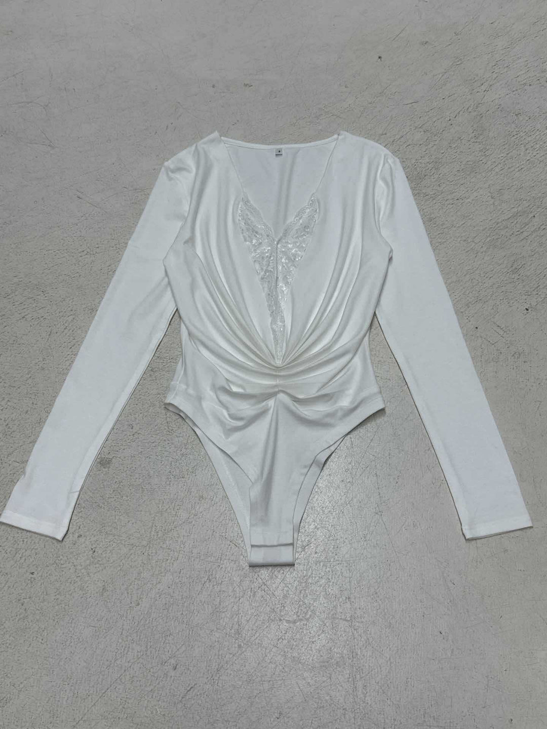 Dame bodysuit med dyp V-hals og elegant rynkedetalj Skjora