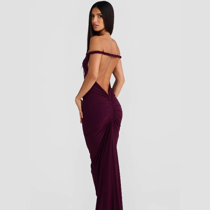 Dame figurnær kveldskjole med elegant halterneck-design og svaiene hem.