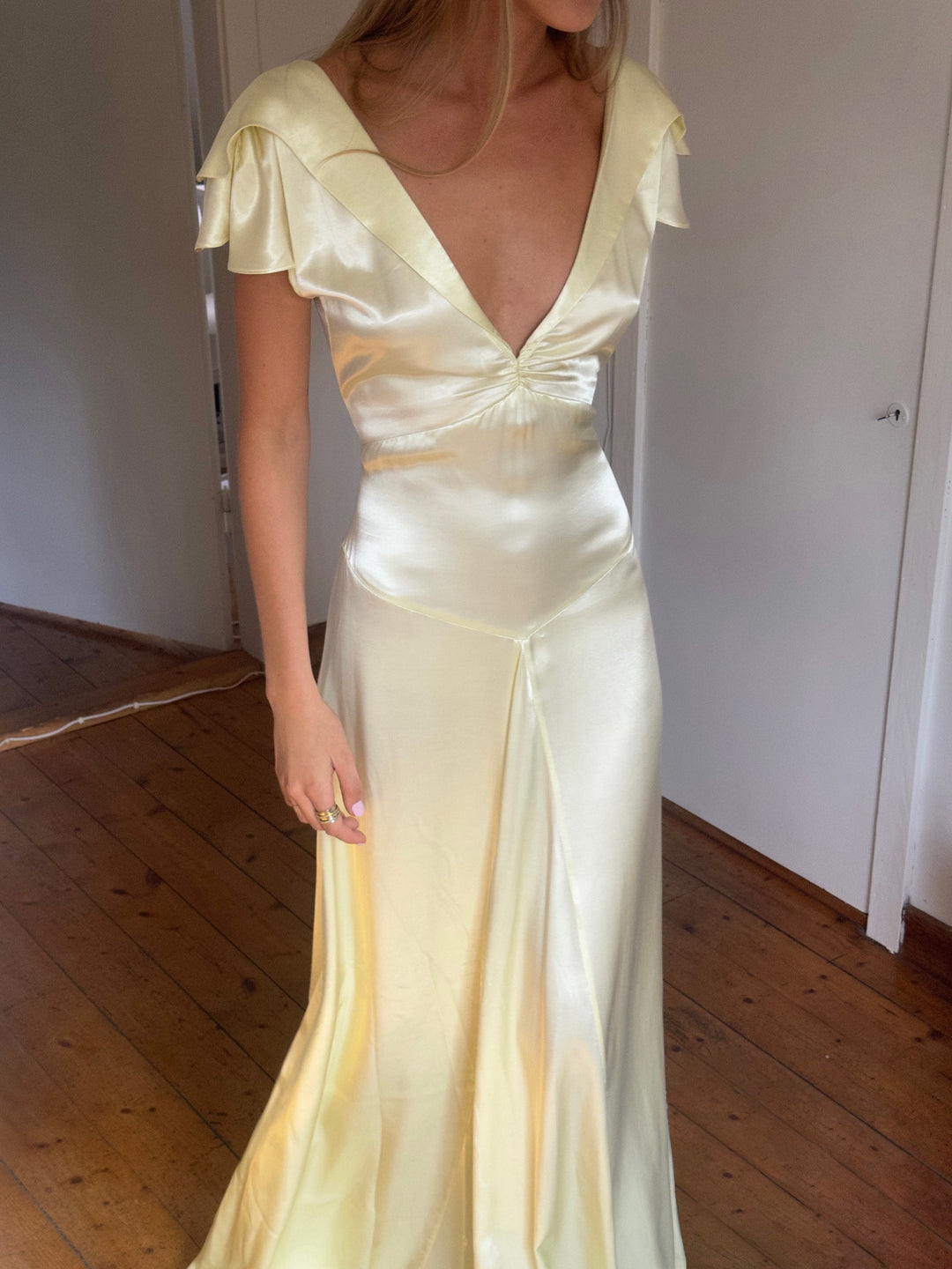 Damer Elegant og flytende Satin- jumpsuit Skjora