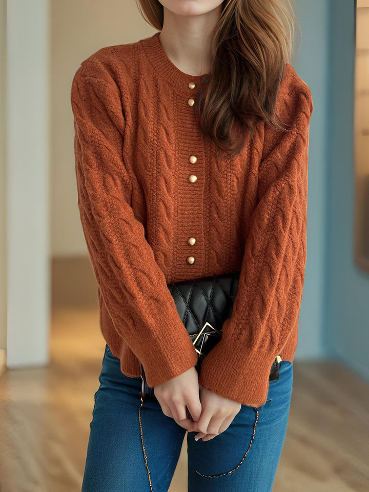 Dame chunky strikket cardigan med dekorative knapper og kabelmønster Skjora