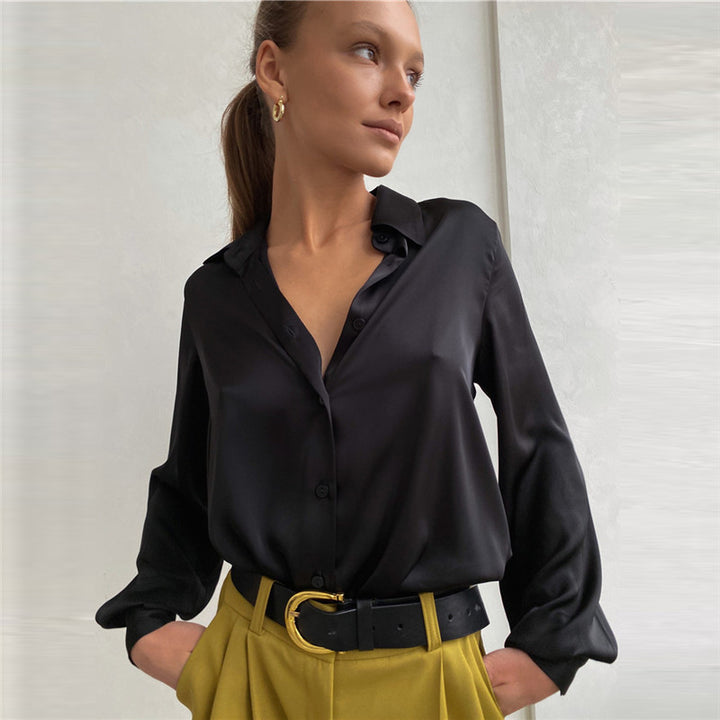 Damens elegante satinbluse med dyp V-hals Skjora
