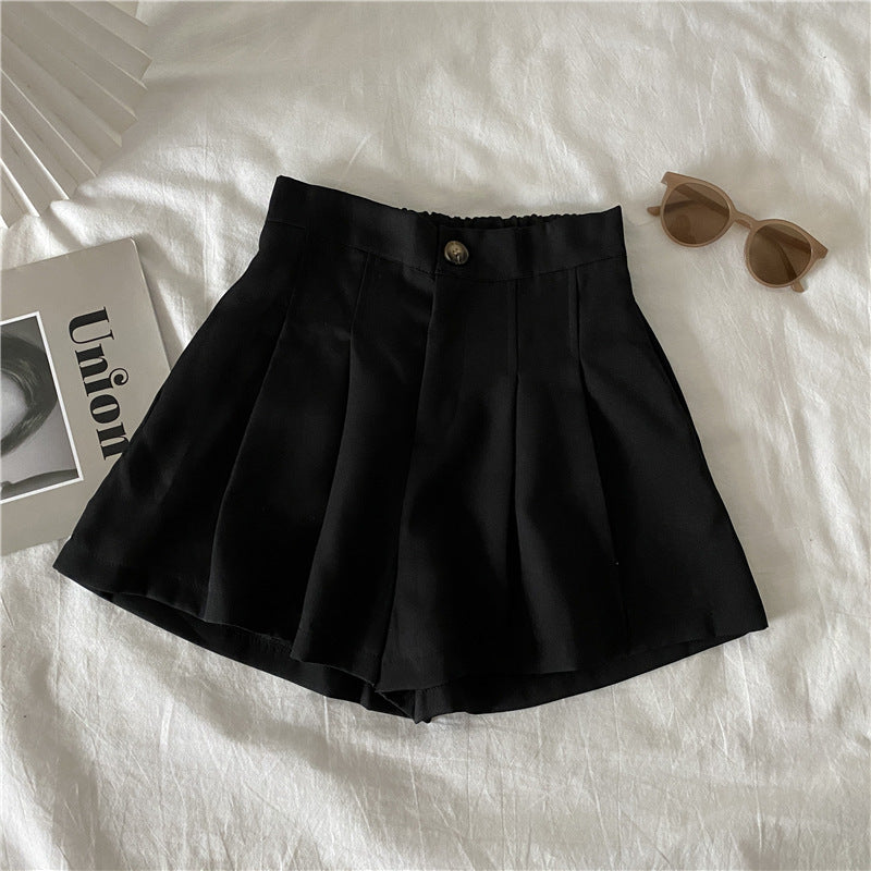 Kvinne elegante shorts med folder og knappedetalj
