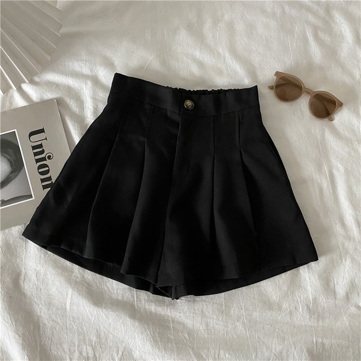 Kvinne elegante shorts med folder og knappedetalj