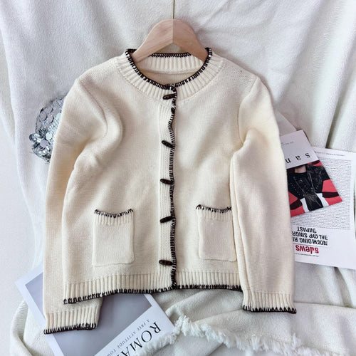 Kvinnens klassiske cardigan med kontrasterende sømmer og lommer Skjora