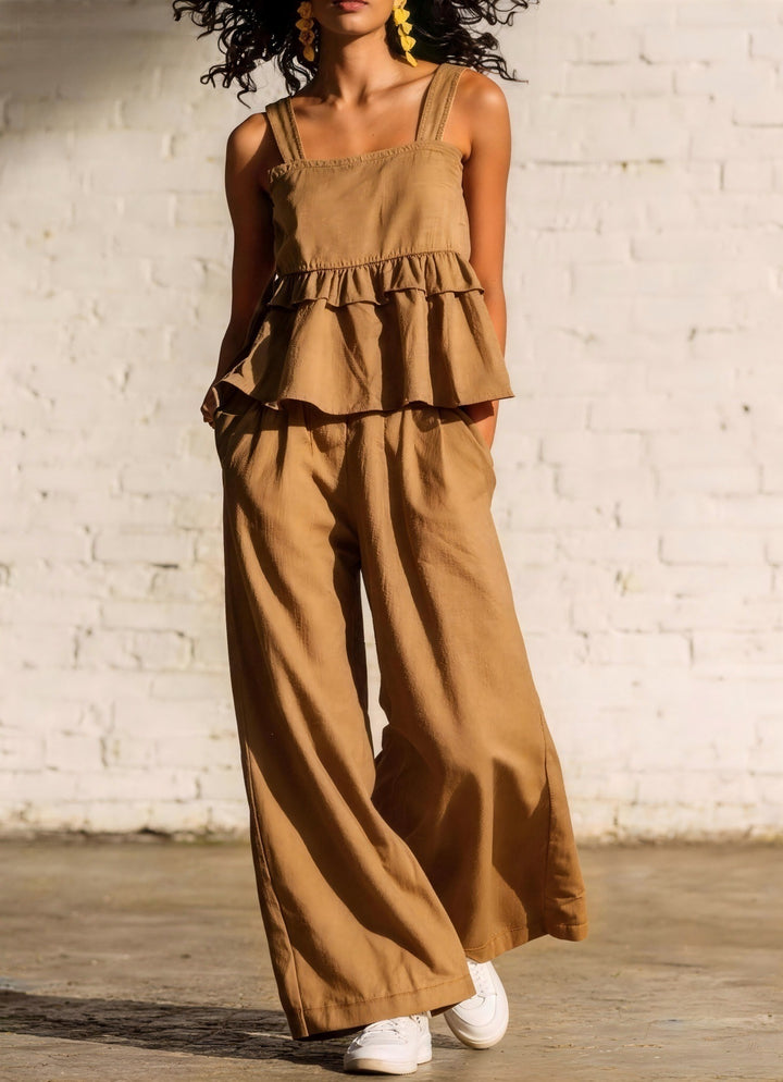 Dame Fashionable Two-Piece with Ruffle Details and Casual Cut Skjora