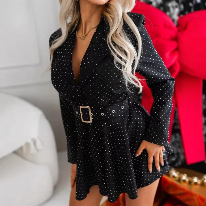 Kvinnes elegant skjortekjole med beltedetalj og prikkete mønster Skjora