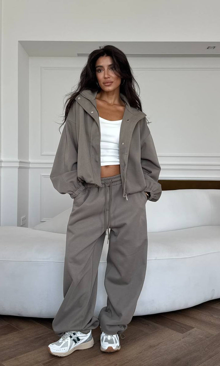 Kvinne casual to-delt sett med kort hoodie og komfortable joggebukser Skjora