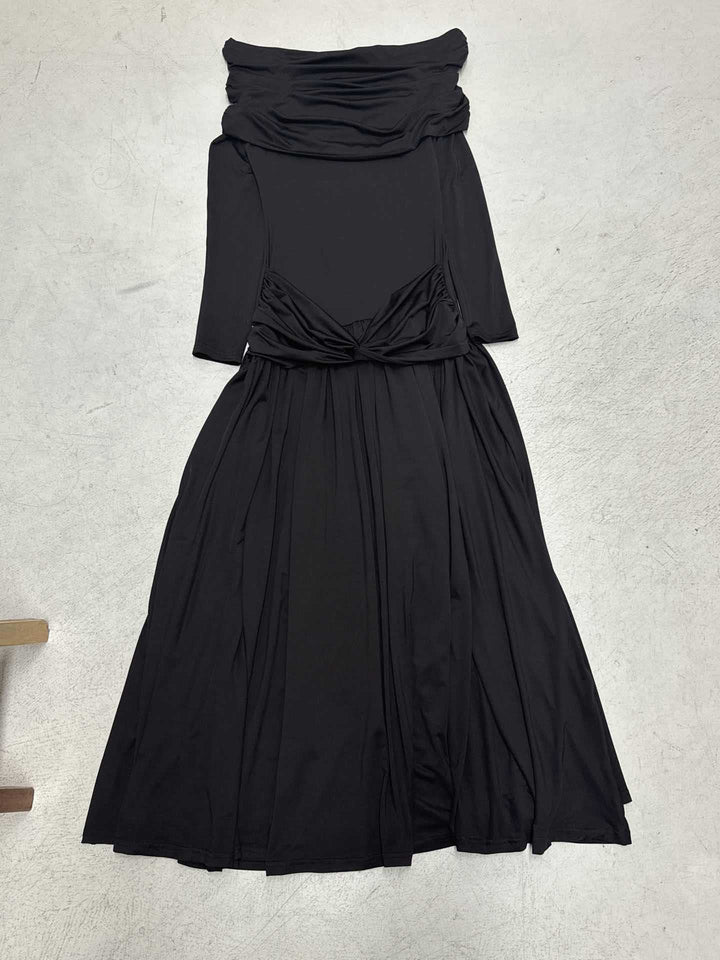 Dame omslagskjole med voluminøs rysjekant og elegant off-shoulder-design Skjora