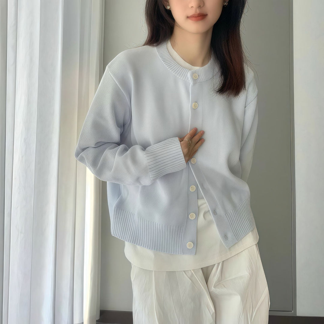 Kvinnes elegant kortermet cardigan med knappe-detaljer og fin vev Skjora