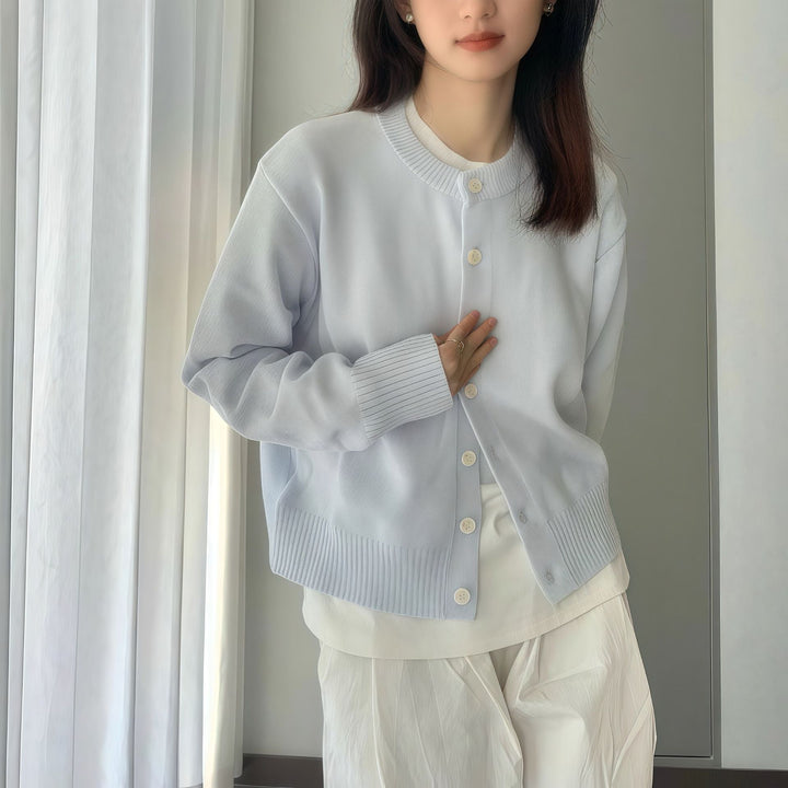 Kvinnes elegant kortermet cardigan med knappe-detaljer og fin vev Skjora