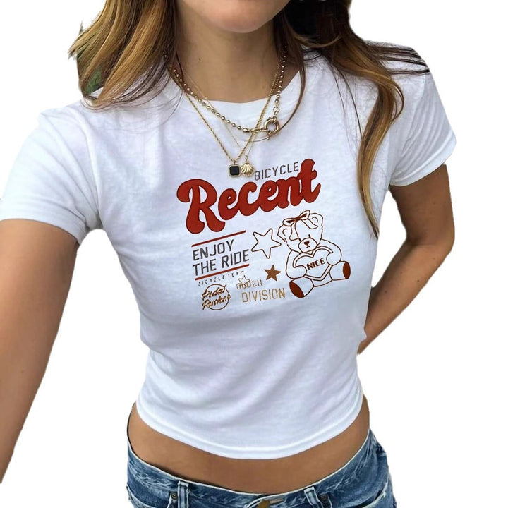 Dame figursydd T-skjorte med vintage teddymotiv og urbant trykk Skjora